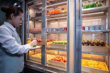 Kingdom Hotel Free Three Meals