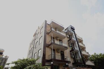 Hotel Capital O Peaceful Stays Near Iskcon Temple Noida