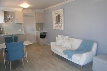 Отель Kindred Studio Apartments