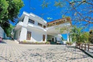 Hotel Pearl White Palace