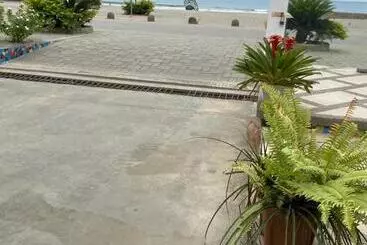 ユースホステル Whale House