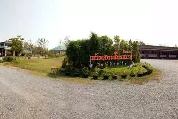 Hotelli Baan Suan Chiva Saran