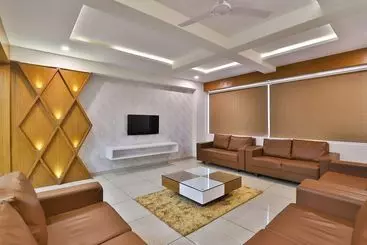 Hotel Capital O 29562  Luxura