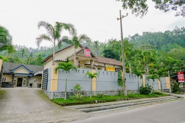 호스텔 Spot On 2448 Hotel Tlogorejo 2