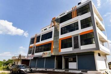 Hotel Oyo 75434  Everest Inn