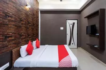 Hotel Oyo 62615  White House
