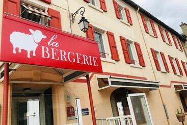 ホテル Hôtel Restaurant La Bergerie