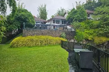 Resort Athirapally Green Trees