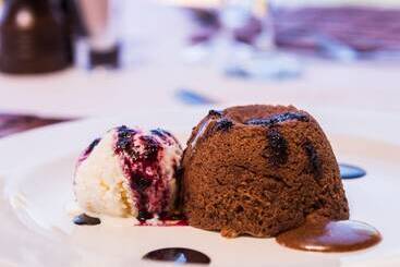 בית מלון כפרי Aha Thakadu River Camp