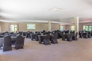 Отель Shumba Valley Lodge