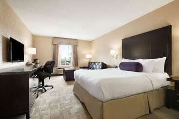 هتل Days Inn By Wyndham Calgary Airport