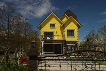 هتل Happiness Pass On