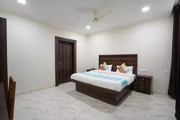 Pension  Oyo Home 77580 Midtown