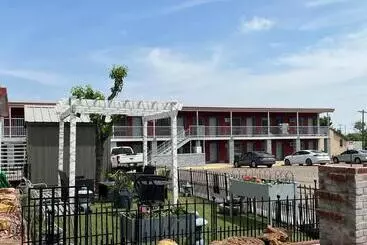 Мотель Midtown Inn & Suites