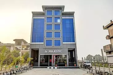Hotel Oyo 77653  Le Majestic