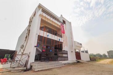 Otel Oyo 61177 Pratap Inn