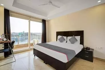 ホテル Super Townhouse Tipsyy Near Bestech Central Square Mall