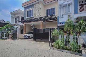 Hotelli Oyo 90338 Rumah Yasmin Syariah