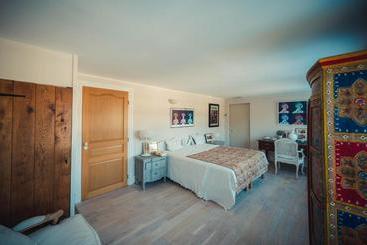 Bed and Breakfast Bastide Du Bau Reddoun, Chambres D'hôtes, Maison D'artiste En Provence