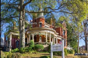 تختخواب و صبحانه Burke Mansion