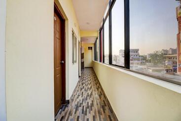 Hotell Oyo 79635 Flagship  Msr Lodgi