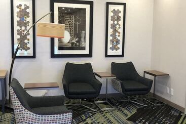 هتل Holiday Inn Express & Suites Halifax Airport, An Ihg