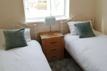 2 Bed Cottage Sleeps4 Garden Bbq