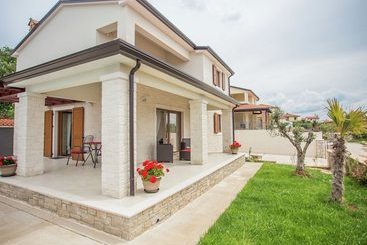 Сельский дом Beautiful Villa Equipped With High Quality Furniture That Emphasize Modern Line