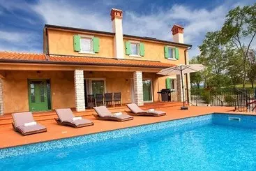 コテージ Beautiful Villa With Swimming Pool Surrounded By A Natural Fence