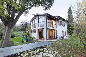Luxurious Cottage In Vo With Garden