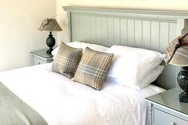 Отель The Sportsman S Arms