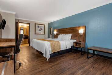 Отель Quality Inn & Suites Ft. Jackson Maingate