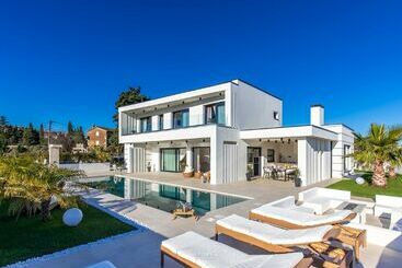 קוטג'' Luxury Villa With An Indoor And Outdoor Pool On The Island Of Krk