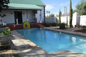 بنسيون Van Rhyn Guest House