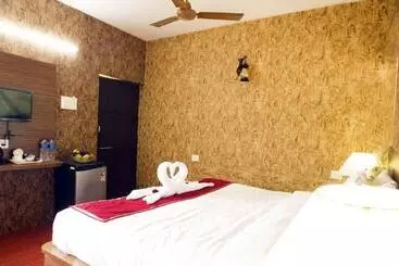 Hotel Acorn Beach Resort & Spa Goa