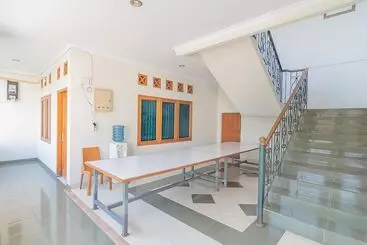 Pensiune Reddoorz @ Pemuda Street Cirebon