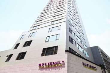 هتل Butterfly On Wellington, Central