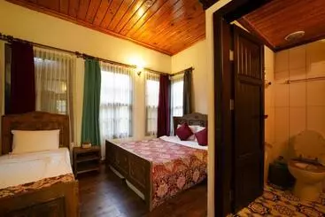 Hostelli Old House Hotel&pub