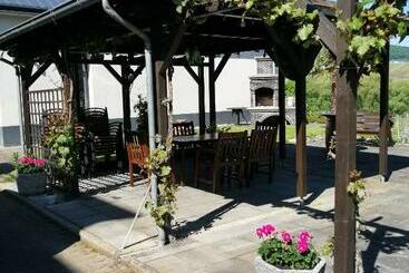 مبيت وإفطار Weingut Licht Stadtfeld