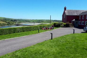 Bridgeview Farmhouse Bed And Breakfast