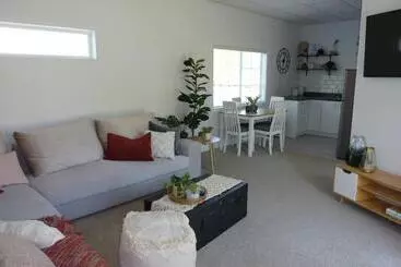 Pension Rustling Oaks Nz Boho Pool House