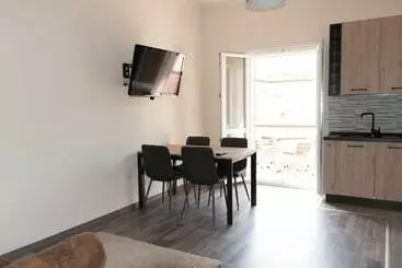 پانسیون Ichnos House