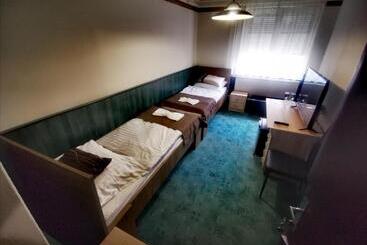 Bed and Breakfast Komplex  Rendezvénytermek Panzió Apartman Irodák