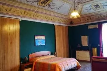 تختخواب و صبحانه Holland International Rooms