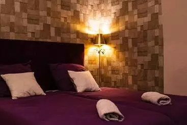 Bed and Breakfast A La Villa Perroy Les Chambres Sont Spacieuses Et Les Petit Déjeuners Offerts