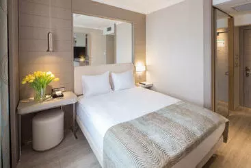 هتل Titanic Comfort Mitte