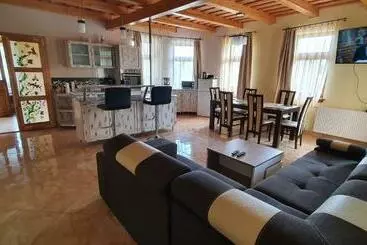 Elringat Lak Apartmanház