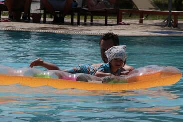 Roselands Hotel Bungalows