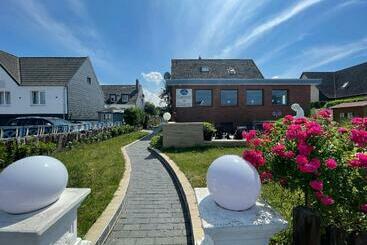 هاستل Kenny & Henry