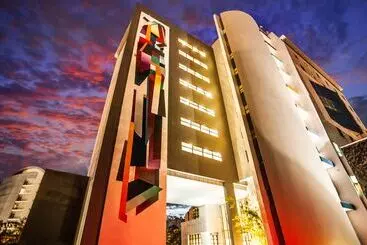 هتل Hennessy Park